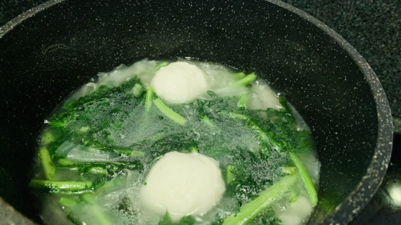 茼蒿鱼丸汤,转大火,煮开,就可以盛起来了