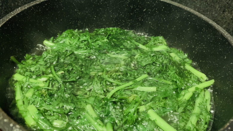 茼蒿鱼丸汤,大火煮开
