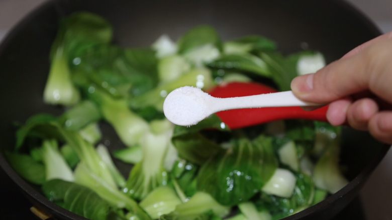 清炒油菜,再加入适量盐，让油菜快熟