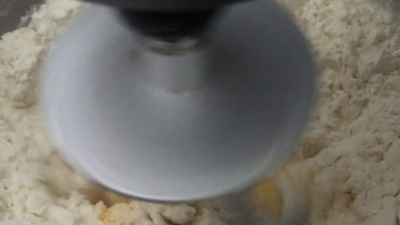 布里欧修皇冠吐司,先低速打面三四分钟,接着再换高速。