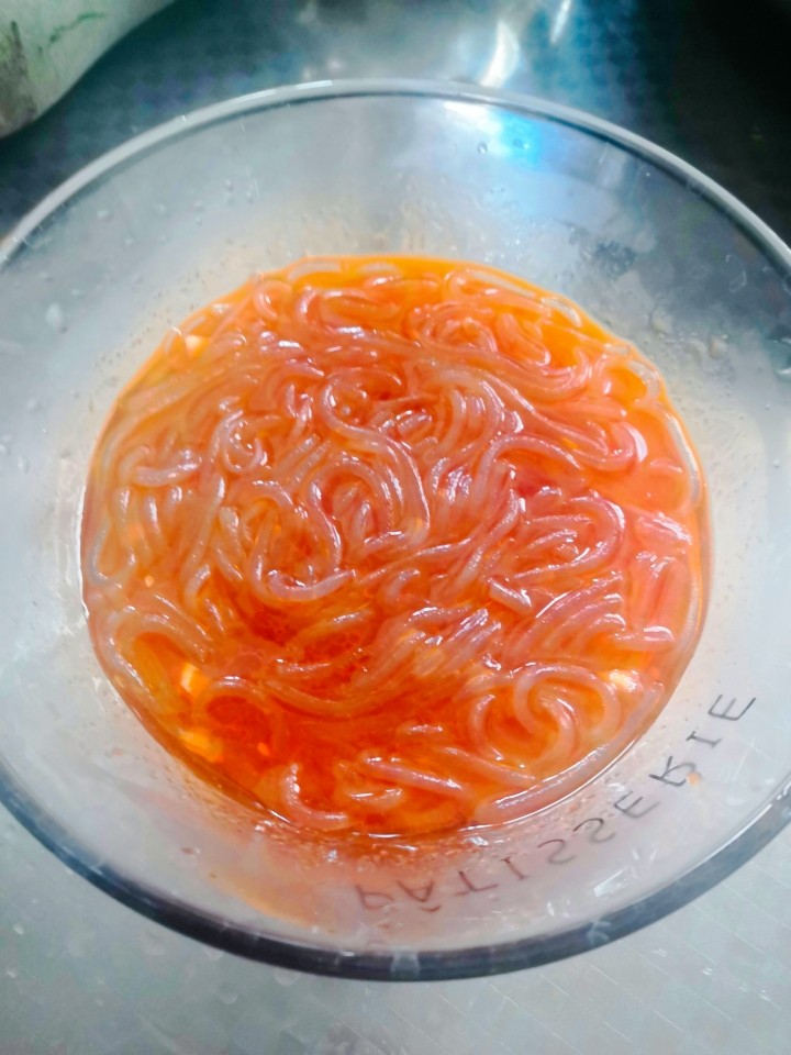 酸辣粉(家庭版,简单易学),把煮好的粉条倒在调好的酱汁上面,再加入一勺煮粉条的汤