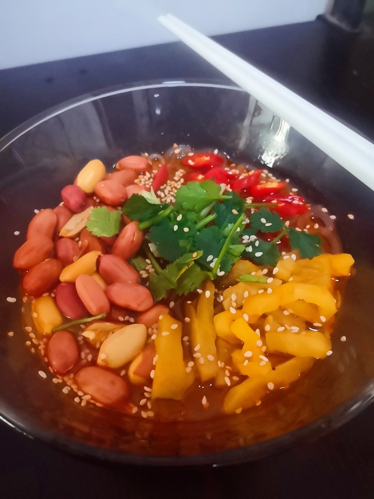 酸辣粉(家庭版,简单易学),把花生米,榨菜,小米辣,香菜放在上面,一道美味的酸辣粉就做好了,好吃到停不下来,赶快来试试吧