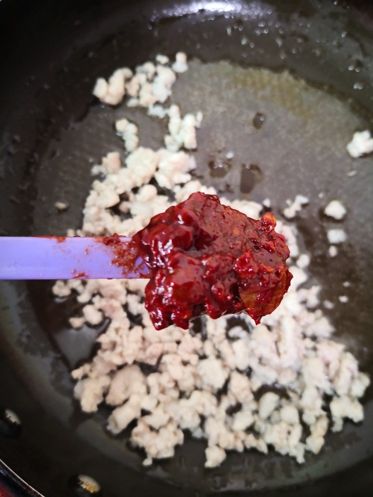 肉末鸡蛋羹,炒至肉末变色,调入<a style='color:red;display:inline-block;' href='/shicai/ 705'>豆瓣酱</a>
