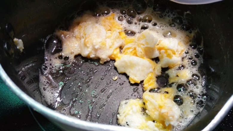 三鲜面,鸡蛋下锅煎至成形捞出