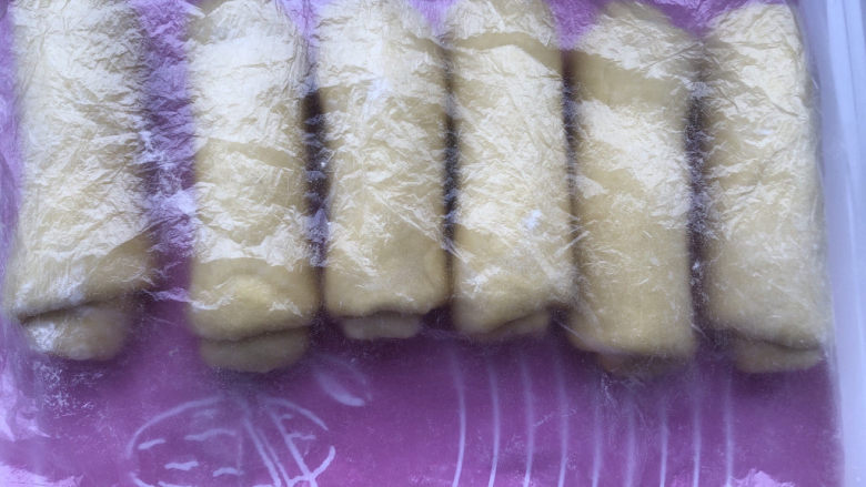 布里欧修皇冠吐司,6个面团分别擀好,盖保鲜膜再次醒发20分钟。
