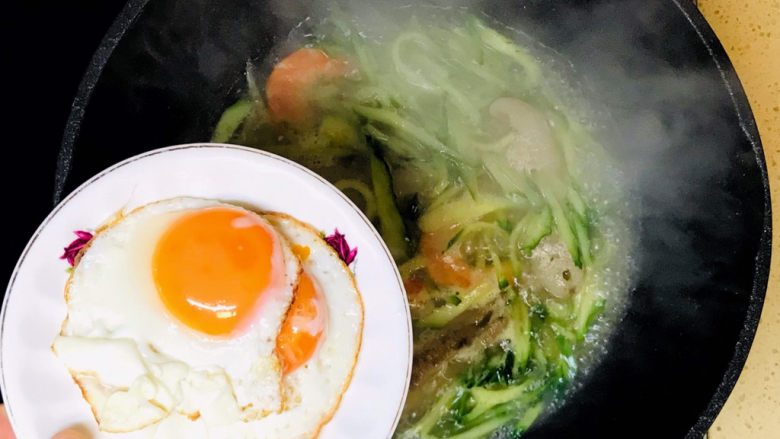 三鲜面,大火煮至八成熟后,加入鸡蛋饼