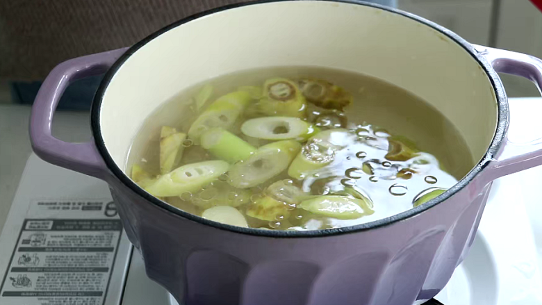油焖春笋,少量食用油,盐,焯水1分钟