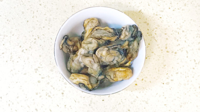 凉拌茼蒿,海蛤,我用的是干货,提前泡发,洗净备用