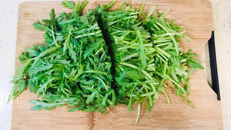 凉拌茼蒿,浸泡后,控干水分,切成段