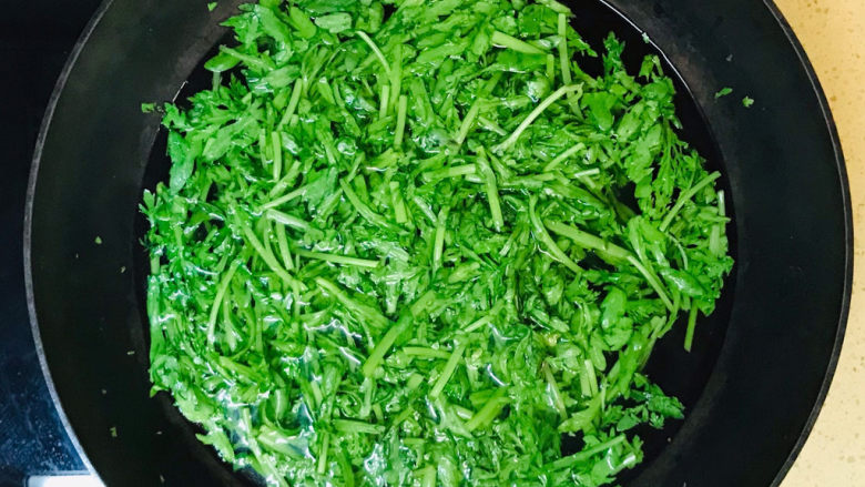 凉拌茼蒿,大火煮沸,加入油和盐焯水后的绿叶蔬菜,可以保留其营养价值,颜色也翠绿如初