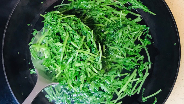 凉拌茼蒿,焯水后,捞出来