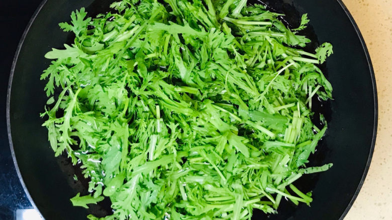 凉拌茼蒿,加入锅里,加水焯水