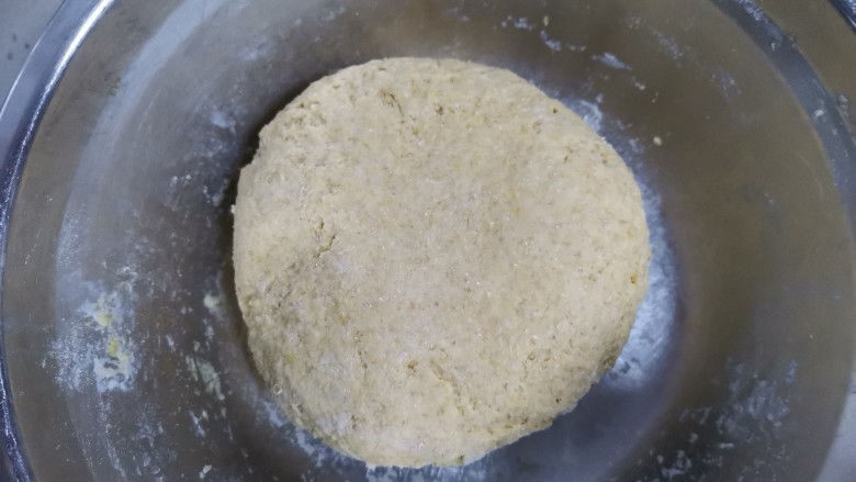 全麦大列巴(无油少糖,低卡减脂),再用手揉成个光滑的面团,不需要揉出手套膜,揉成团即可