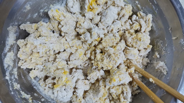 全麦大列巴(无油少糖,低卡减脂),用筷子搅拌至絮状