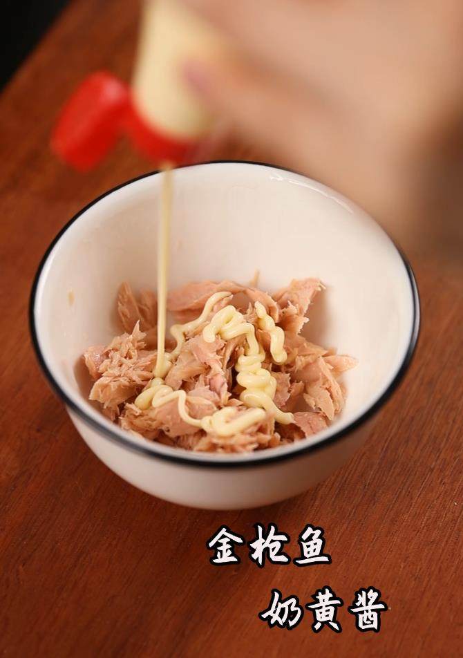 折叠紫菜包饭,准备<a style='color:red;display:inline-block;' href='/shicai/ 376'>金枪鱼</a>加入米黄酱