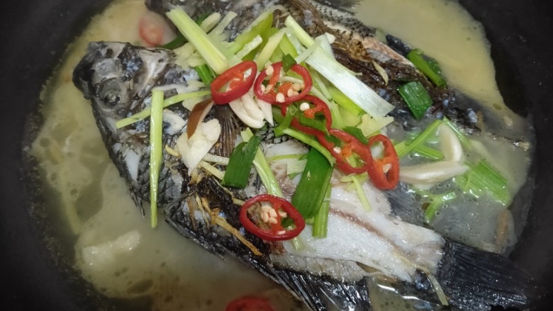 酱焖鲫鱼,等水烧开后放入辣酱,<a style='color:red;display:inline-block;' href='/shicai/ 61'>青椒</a>,蒜末,葱段