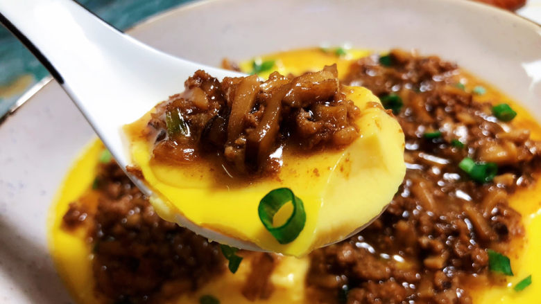 肉末鸡蛋羹➕香菇肉末鸡蛋羹,为了拍照我没有把肉末全部铺满,自己吃的时候把肉末铺满鸡蛋羹,用勺子挖着吃,超满足。喜欢的宝宝们一定要试试哦😄