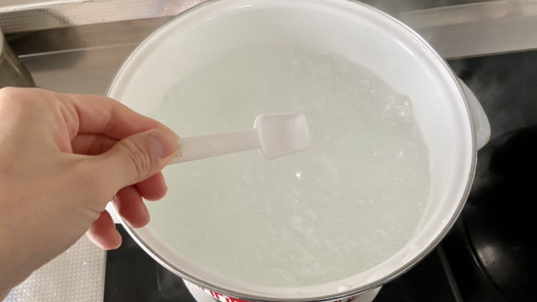 上汤菠菜➕白毛浮绿水,红掌拨清波,坐锅烧水,水开下少许食盐