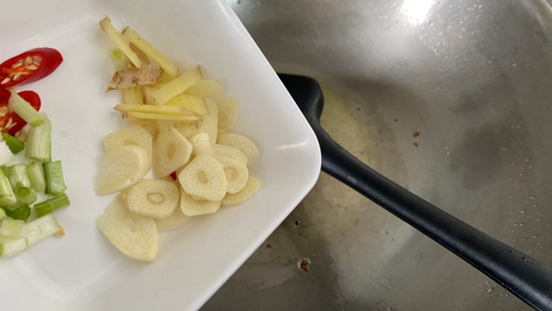 上汤菠菜➕白毛浮绿水,红掌拨清波,热锅冷油,下蒜片,小火炒香