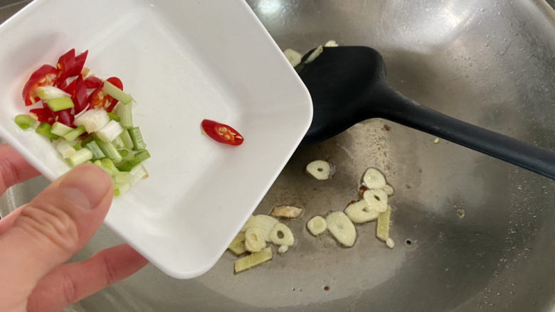 上汤菠菜➕白毛浮绿水,红掌拨清波,下小米辣葱白,小火煸香