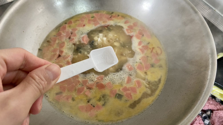 上汤菠菜➕白毛浮绿水,红掌拨清波,尝下咸淡,如果觉得淡可以补充少许食盐