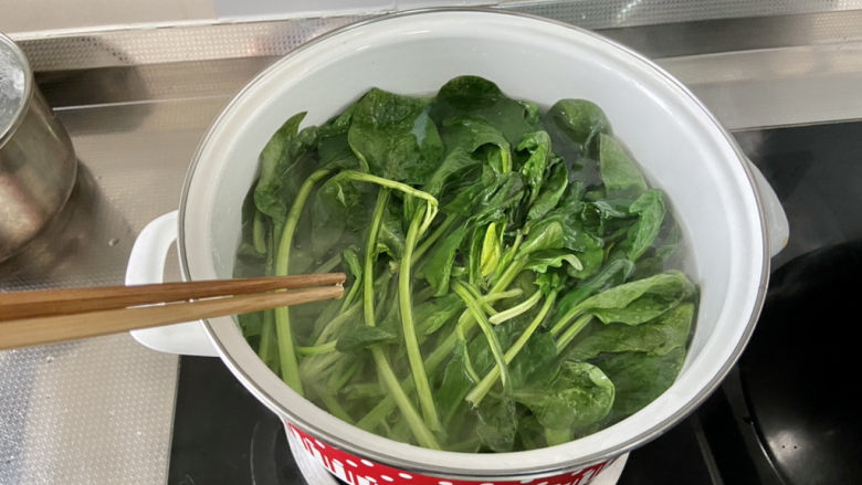 上汤菠菜➕白毛浮绿水,红掌拨清波,下菠菜,烫十几秒