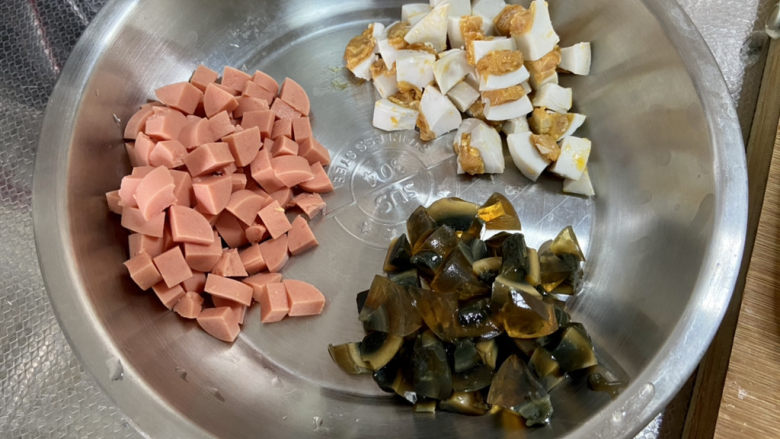 上汤菠菜➕白毛浮绿水,红掌拨清波,皮蛋咸鸭蛋火腿肠切小块