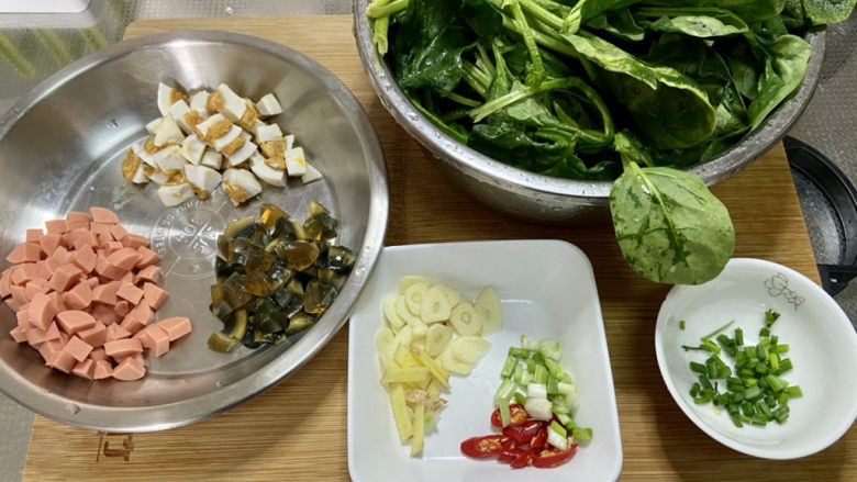 上汤菠菜➕白毛浮绿水,红掌拨清波,全部食材准备好