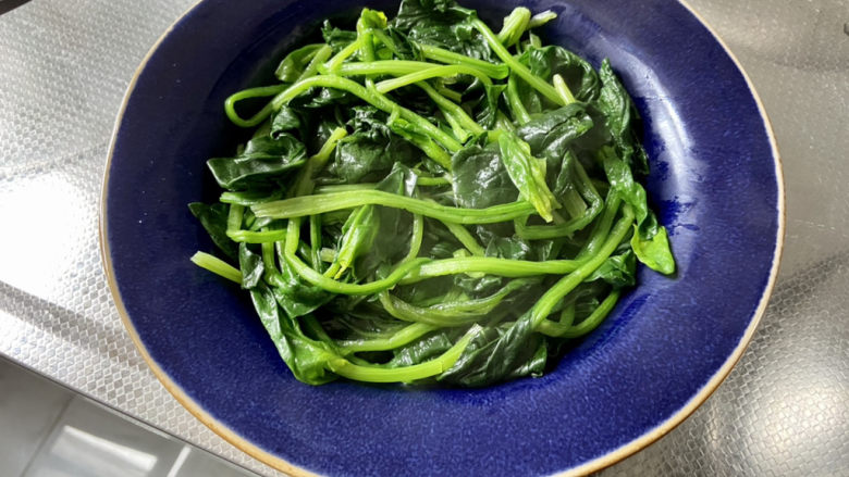 上汤菠菜➕白毛浮绿水,红掌拨清波,捞出装盘
