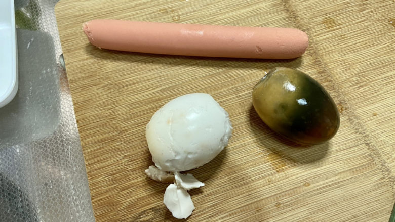 上汤菠菜➕白毛浮绿水,红掌拨清波,火腿肠去包装,皮蛋咸鸭蛋剥壳