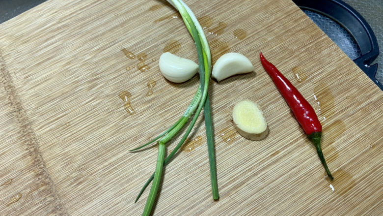 上汤菠菜➕白毛浮绿水,红掌拨清波,小葱择好洗净,姜搓洗干净,小米辣洗净,蒜剥皮