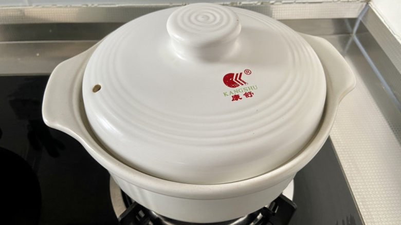 麻辣翅尖➕吮指麻辣鸡翅尖,煮开后,小火炖煮15分钟