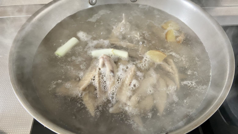 麻辣翅尖➕吮指麻辣鸡翅尖,煮开后再煮一分钟,撇去浮末