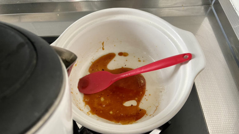 麻辣翅尖➕吮指麻辣鸡翅尖,小火不断煸炒,冰糖炒化,炒到棕红色,大泡变小泡,加入适量开水