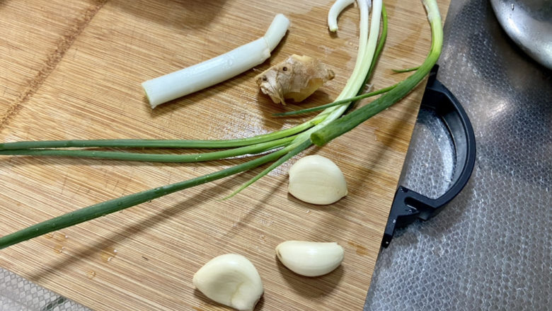 麻辣翅尖➕吮指麻辣鸡翅尖,小葱择好洗净,蒜剥皮,姜搓洗干净,葱白洗净