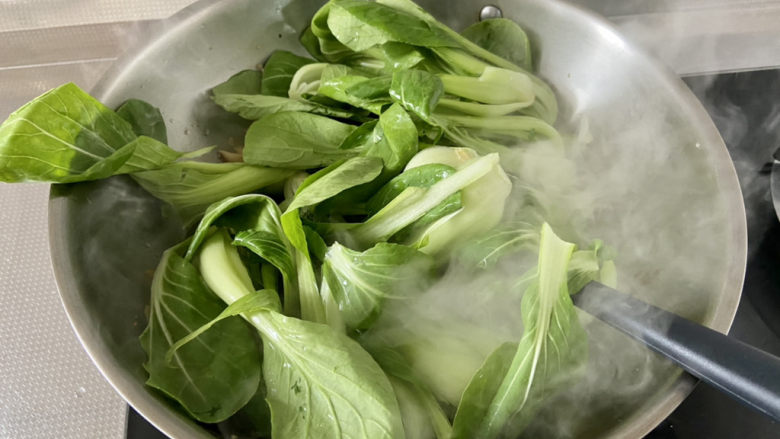 清炒油菜➕虾皮香菇炒油菜,转中大火,加入油菜,