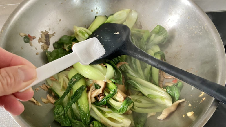 清炒油菜➕虾皮香菇炒油菜,尝下咸淡,如果觉得淡,可以根据个人口味添加少许盐,翻炒均匀出锅