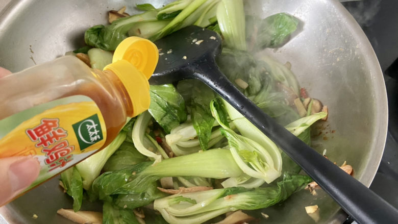 清炒油菜➕虾皮香菇炒油菜,翻炒到油菜开始出水变软,加入半茶匙太太乐鸡汁翻炒均匀