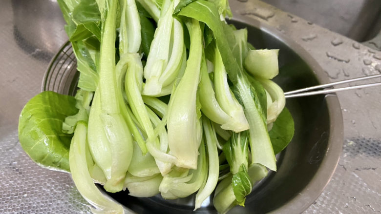 清炒油菜➕虾皮香菇炒油菜,油菜择好,纵切一分为二,大一点的可以一分为四,清洗备用