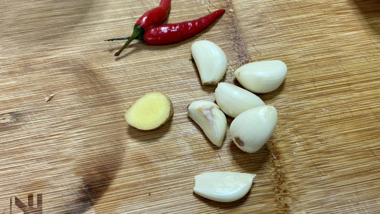 清炒油菜➕虾皮香菇炒油菜,蒜剥皮,小米辣姜洗净