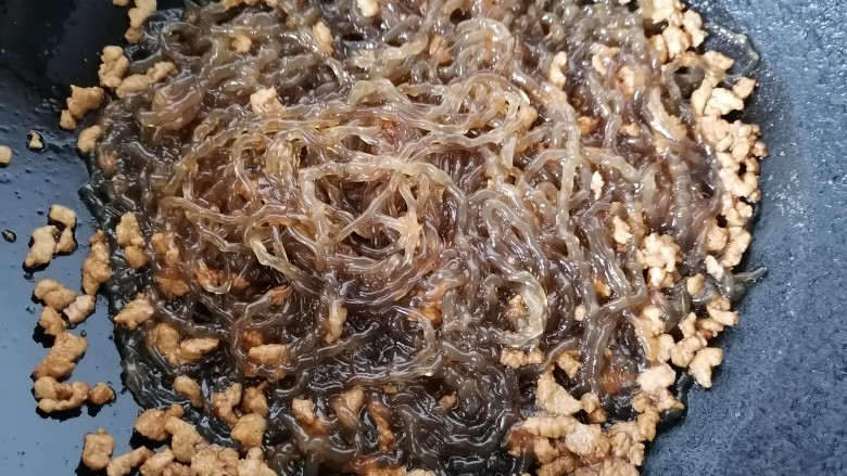肉末粉丝煲,煮至粉丝入味上色即可出锅