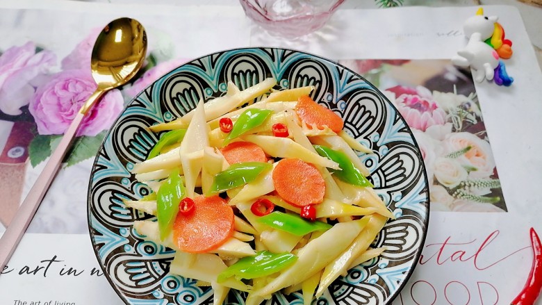 清炒春笋,拍上成品图,一道清爽可口的清炒<a style='color:red;display:inline-block;' href='/shicai/ 42'>春笋</a>就完成了。