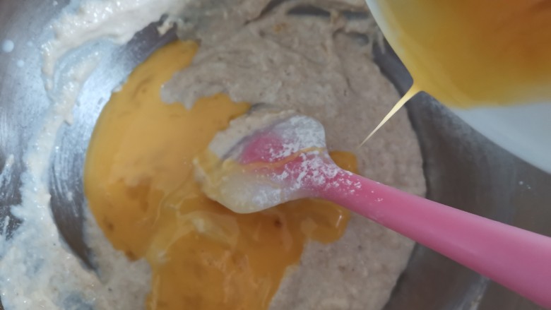 全麦香蕉燕麦麦芬蛋糕(无油无糖,低卡减脂),加入蛋液,搅拌均匀