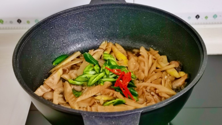 清炒春笋,加入青红椒,快去翻炒1分钟关火出锅。