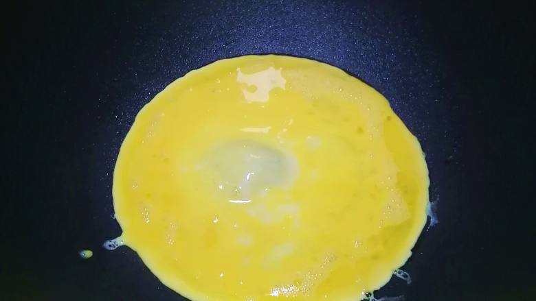 杂蔬炒饭,热锅入油,倒入蛋液
