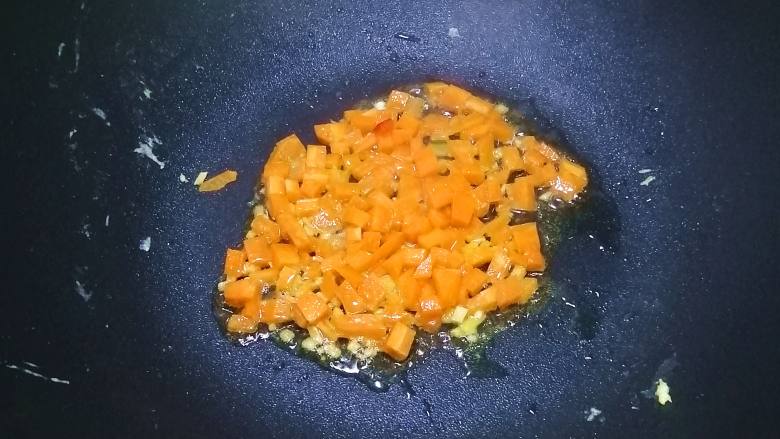 杂蔬炒饭,重新入油,加入胡萝卜丁