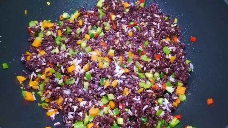 杂蔬炒饭,加入盐