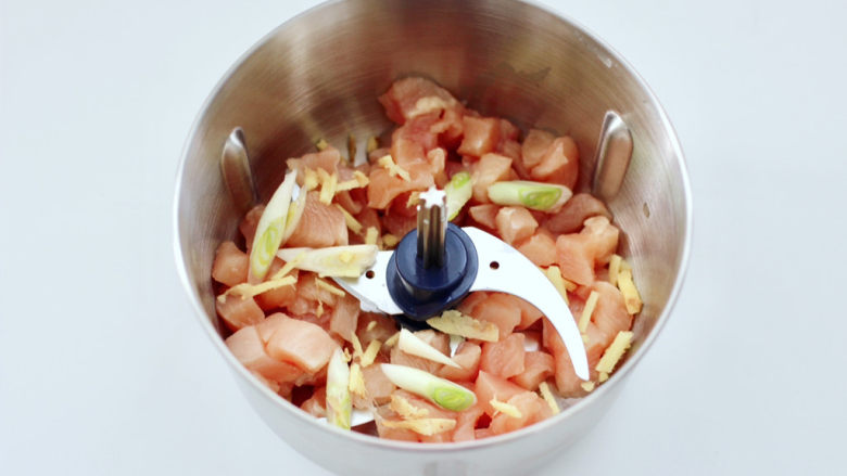 低脂低卡又好吃的鸡肉时蔬饼,<a style='color:red;display:inline-block;' href='/shicai/ 101'>鸡胸肉</a>洗净切小块放入德尔玛无线绞肉机里,放入葱姜丝。