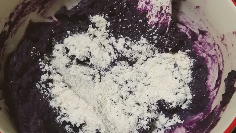 爆浆紫薯水晶饼,加入熟糯米粉,搅拌均匀