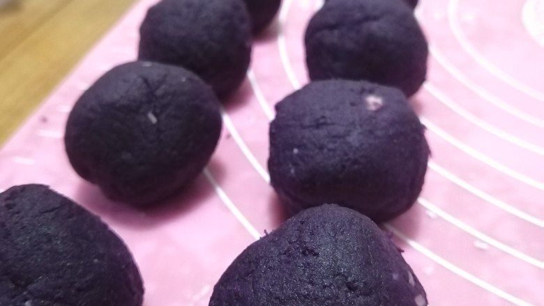 爆浆紫薯水晶饼,全部做好后,放入冰箱冷藏20分钟